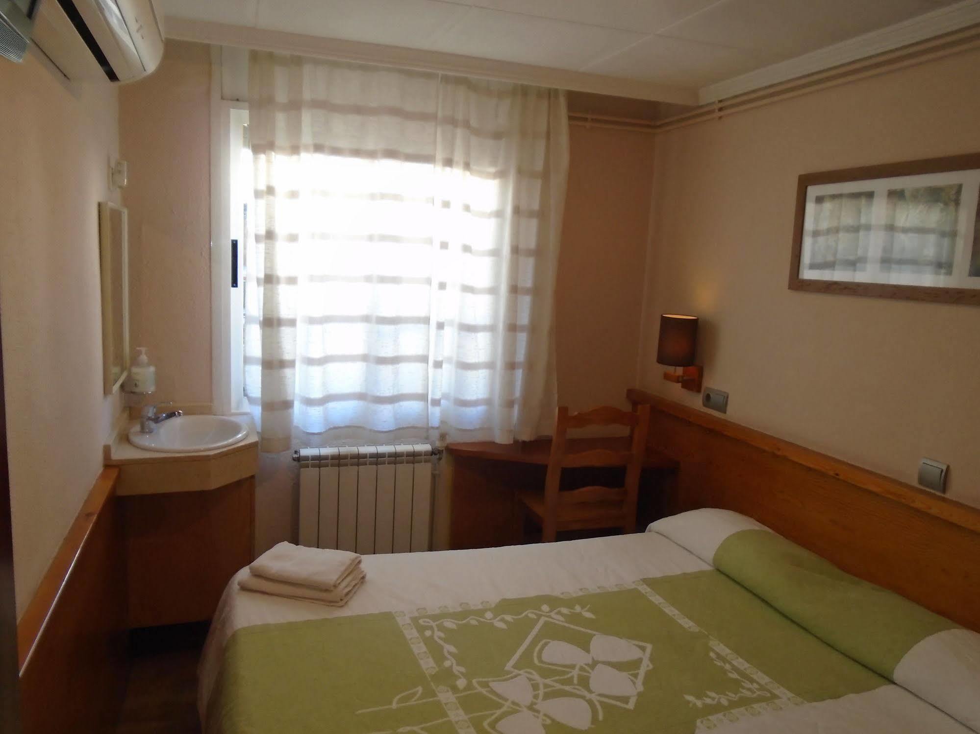 Hostal Fonda Galicia Cardedeu Eksteriør billede