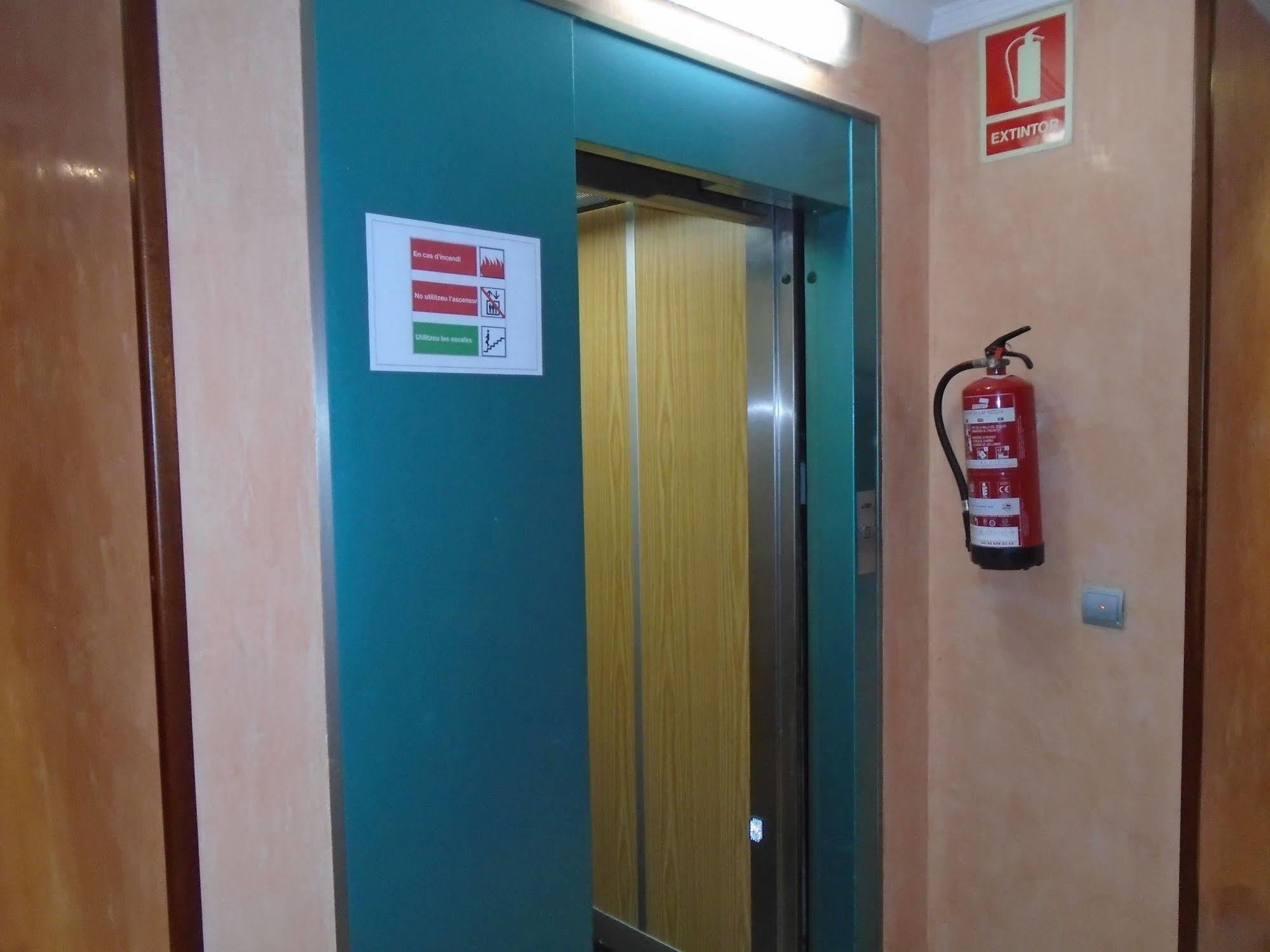 Hostal Fonda Galicia Cardedeu Eksteriør billede